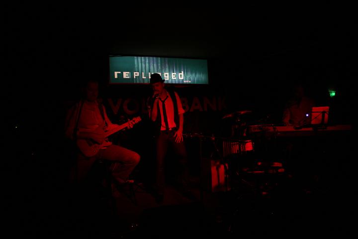 2008-11-28 M3_live at replugged 130.jpg